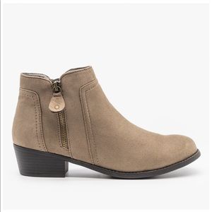 Brand New Taupe Double Zip Faux Suede Ankle Booties Refresh Tildon size 7.5
